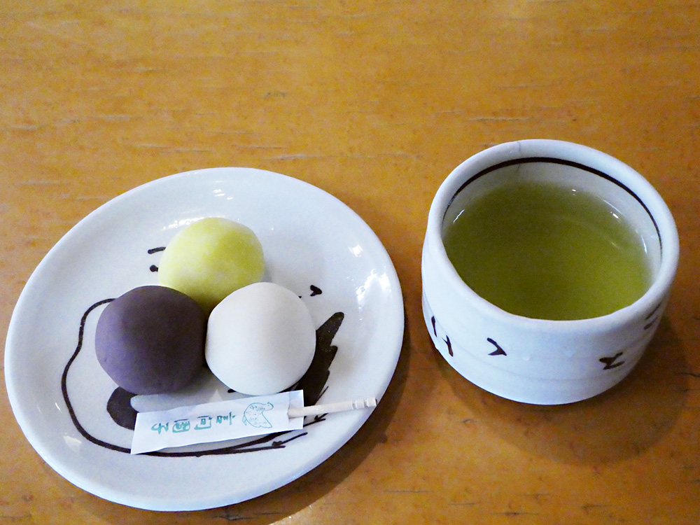 「召上り」（三色団子とお茶のセット、780円）